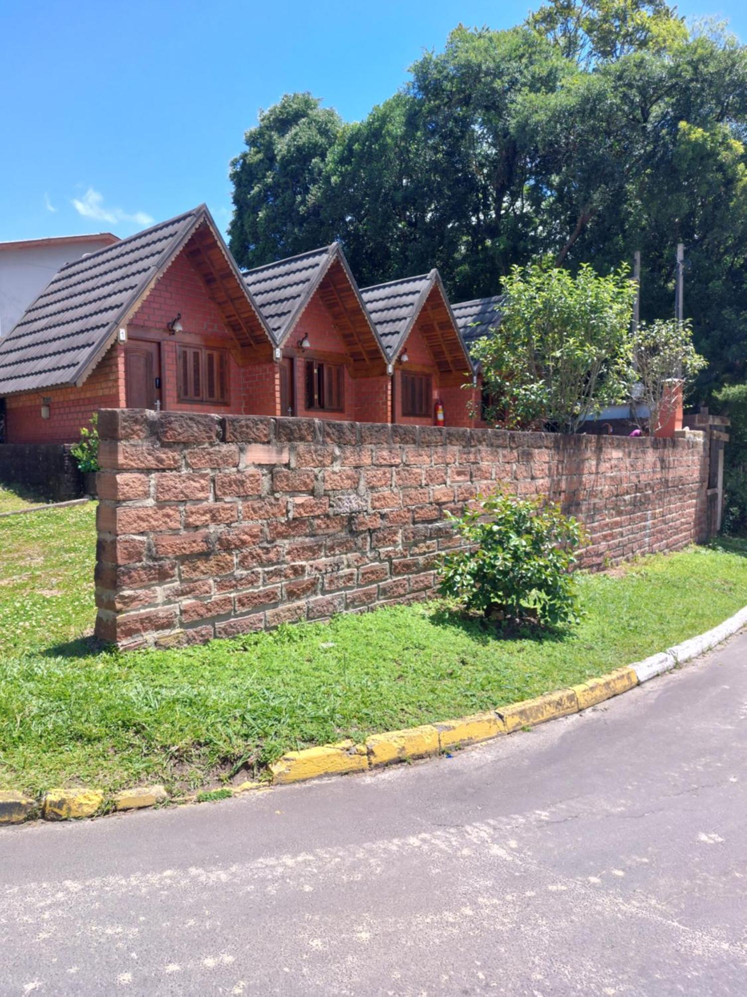 Pequena Pousada Pernottare Estacionamento Frente E Lado Publico Privado Gramado Extérieur photo