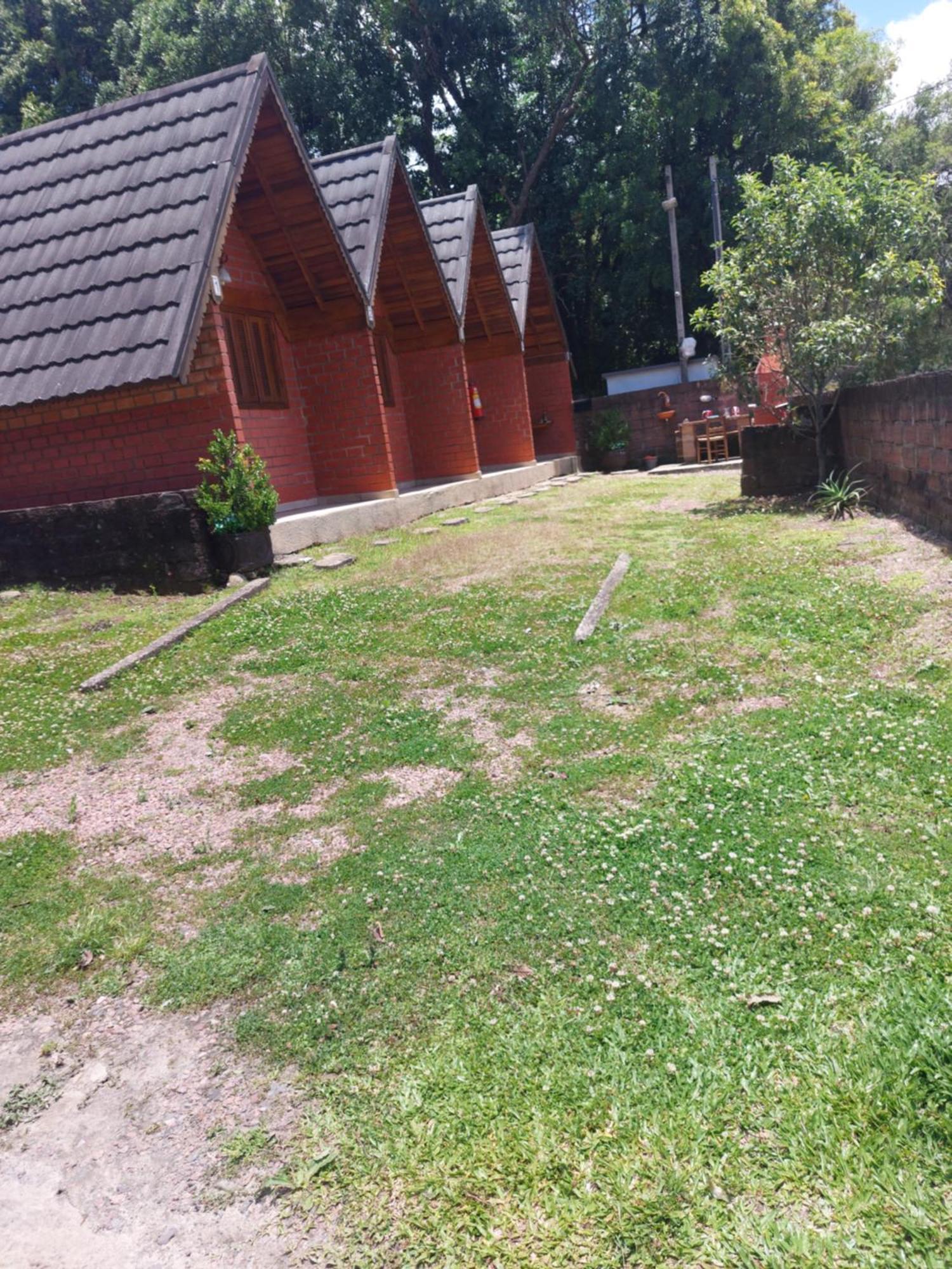 Pequena Pousada Pernottare Estacionamento Frente E Lado Publico Privado Gramado Extérieur photo