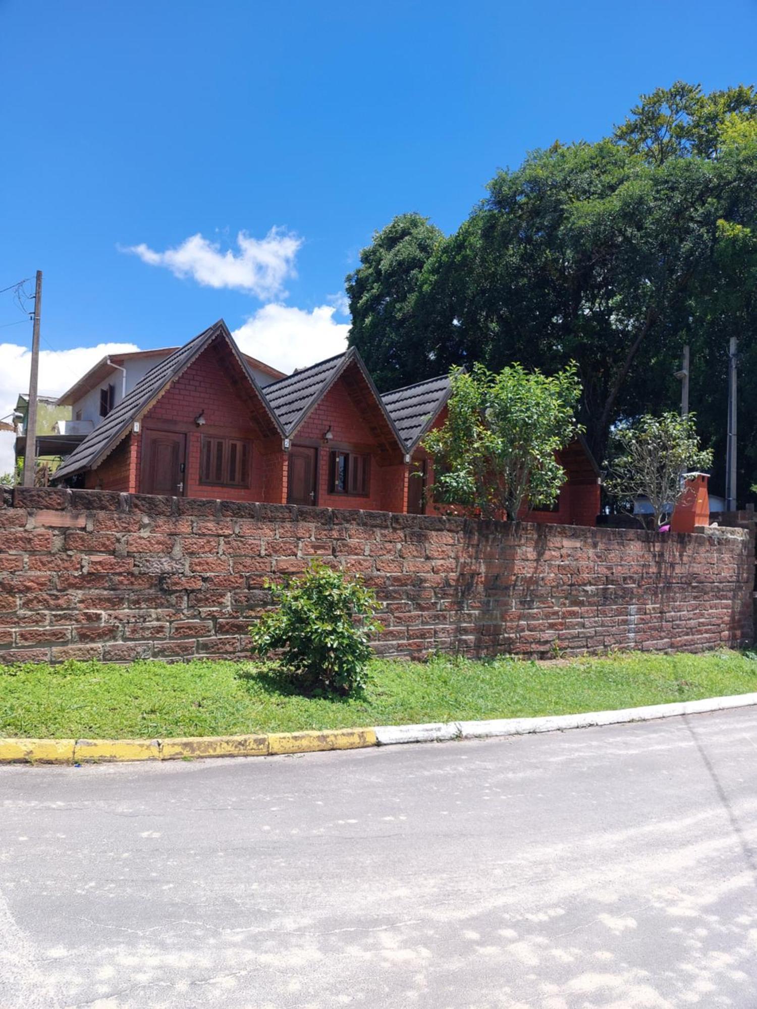Pequena Pousada Pernottare Estacionamento Frente E Lado Publico Privado Gramado Extérieur photo