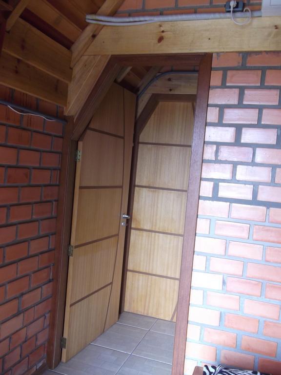 Pequena Pousada Pernottare Estacionamento Frente E Lado Publico Privado Gramado Chambre photo