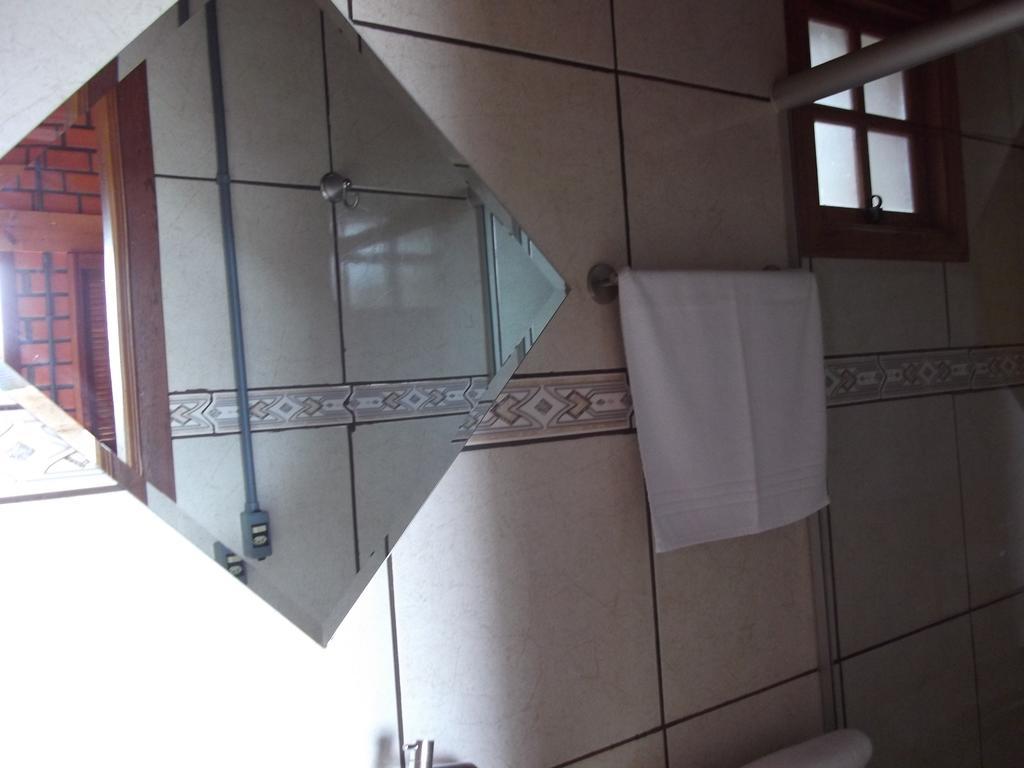 Pequena Pousada Pernottare Estacionamento Frente E Lado Publico Privado Gramado Chambre photo